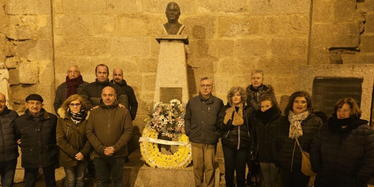La Hermandad de Cofradías de Peñaranda rinde el homenaje anual a su fundador, Agustín Martínez Soler, con una ofrenda floral