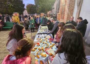 Gran respuesta del público a la chocolatada del Humilladero en Peñaranda que ha recaudado donativos para el paso del Cristo