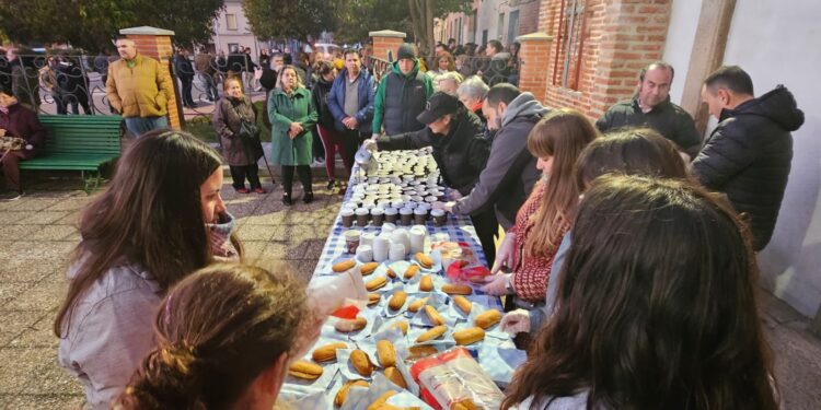 Gran respuesta del público a la chocolatada del Humilladero en Peñaranda que ha recaudado donativos para el paso del Cristo