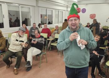 El Centro de Educación de Personas Adultas el Inestal festeja la Navidad en Peñaranda con música y una animada chocolatada