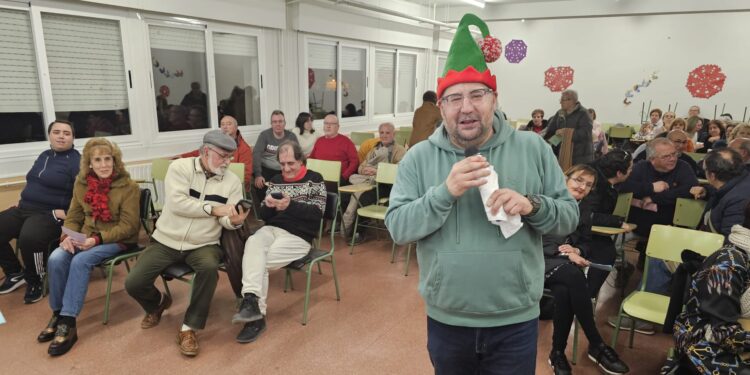 El Centro de Educación de Personas Adultas el Inestal festeja la Navidad en Peñaranda con música y una animada chocolatada