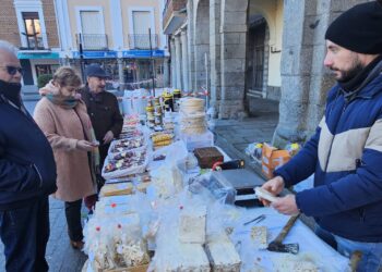 Fieles a la cita anual en Peñaranda: los artesanos del dulce acuden al mercadillo semanal en el popular «Jueves del Turrón»