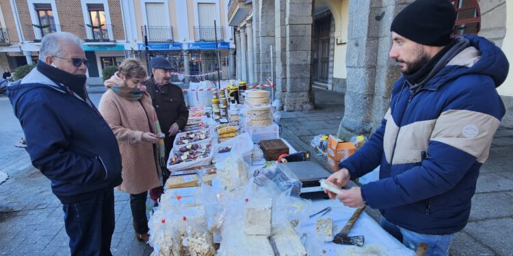 Fieles a la cita anual en Peñaranda: los artesanos del dulce acuden al mercadillo semanal en el popular «Jueves del Turrón»