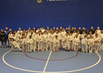 Peñaranda reúne a casi un centenar de promesas del karate y de antiguos alumnos en una gran tarde deportiva en el pabellón