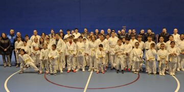 Peñaranda reúne a casi un centenar de promesas del karate y de antiguos alumnos en una gran tarde deportiva en el pabellón