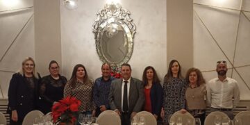 El equipo de Funeraria La Luz disfruta de su tradicional encuentro navideño compartiendo mesa y mantel en Las Cabañas