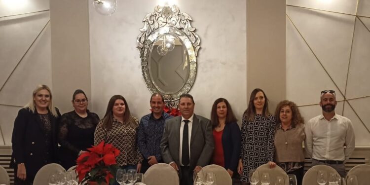 El equipo de Funeraria La Luz disfruta de su tradicional encuentro navideño compartiendo mesa y mantel en Las Cabañas