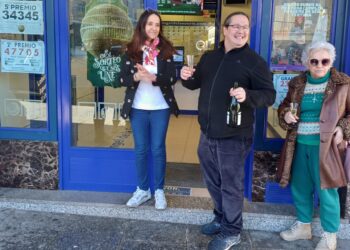 El sorteo de Navidad deja por ahora 4,2 millones de euros en un día histórico para Peñaranda y para la lotera Carmen Santiago