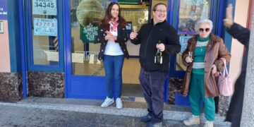 El sorteo de Navidad deja por ahora 4,2 millones de euros en un día histórico para Peñaranda y para la lotera Carmen Santiago