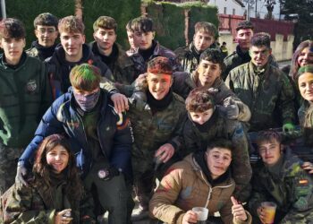 Macotera vive hoy el ecuador de la fiesta de los quintos con el animado recorrido de los jóvenes por la villa al son de la charanga