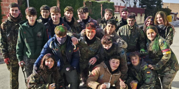 Macotera vive hoy el ecuador de la fiesta de los quintos con el animado recorrido de los jóvenes por la villa al son de la charanga