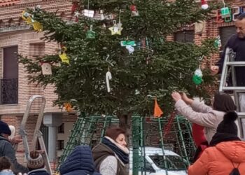 Macotera da la bienvenida a su programación navideña con la decoración artesanal realizada por el grupo «Me permito»