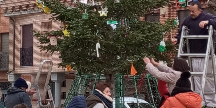 Macotera da la bienvenida a su programación navideña con la decoración artesanal realizada por el grupo «Me permito»