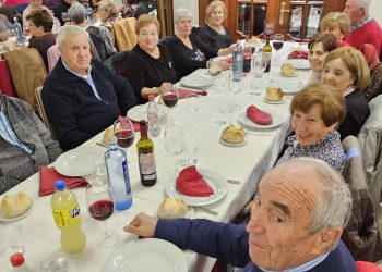 La asociación de mayores San Miguel celebra en Peñaranda una animada merienda navideña que congrega a 140 socios