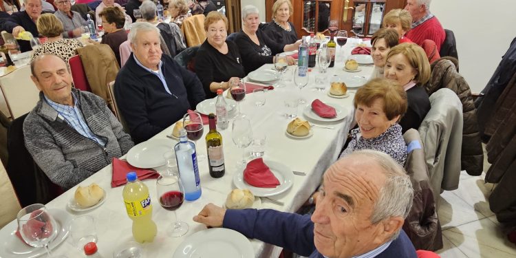La asociación de mayores San Miguel celebra en Peñaranda una animada merienda navideña que congrega a 140 socios