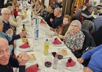 La asociación de mayores San Miguel celebra en Peñaranda una animada merienda navideña que congrega a 140 socios