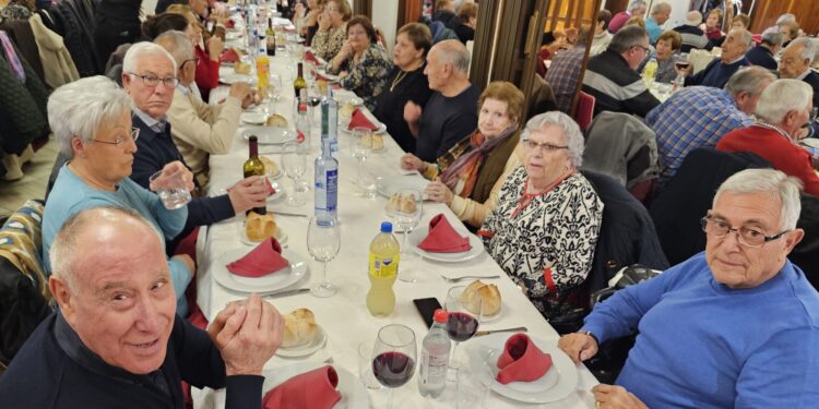 La asociación de mayores San Miguel celebra en Peñaranda una animada merienda navideña que congrega a 140 socios