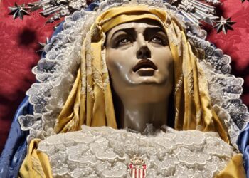 La imagen de Nuestra Señora de la Misericordia luce ya ataviada para el Adviento en la iglesia parroquial de Peñaranda