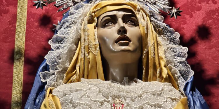 La imagen de Nuestra Señora de la Misericordia luce ya ataviada para el Adviento en la iglesia parroquial de Peñaranda