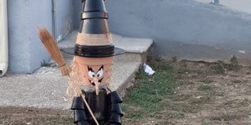 Moríñigo busca a su bruja: por segunda vez desaparece uno de los personajes más populares en la decoración del pueblo