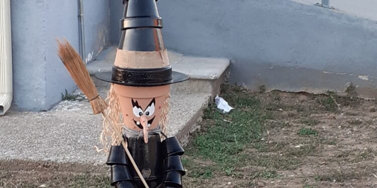 Moríñigo busca a su bruja: por segunda vez desaparece uno de los personajes más populares en la decoración del pueblo