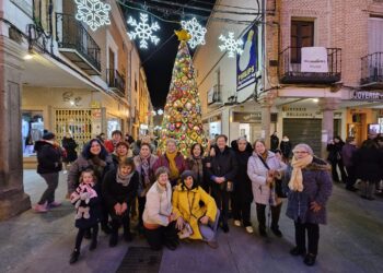 Las Ganchilleras en Acción de Peñaranda posan junto al original árbol de crochet que estrena iluminación este fin de semana