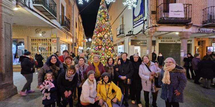 Las Ganchilleras en Acción de Peñaranda posan junto al original árbol de crochet que estrena iluminación este fin de semana