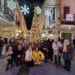 Las Ganchilleras en Acción de Peñaranda posan junto al original árbol de crochet que estrena iluminación este fin de semana