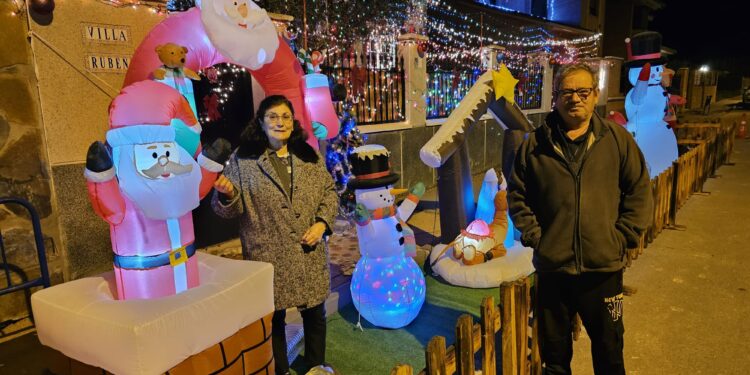 Gabino y María Fernanda, dos enamorados de la Navidad y creadores de la espectacular casa de Papá Noel en Peñaranda