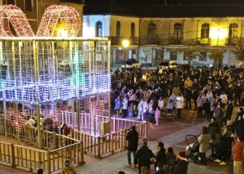 Peñaranda respira ya la magia de la Navidad con el encendido del alumbrado en sus calles y plazas ante cientos de personas