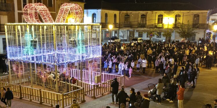 Peñaranda respira ya la magia de la Navidad con el encendido del alumbrado en sus calles y plazas ante cientos de personas
