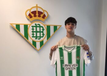 De Cantalapiedra a jugar en el Real Betis: Óscar Martín García hace realidad su sueño de convertirse en una promesa del fútbol