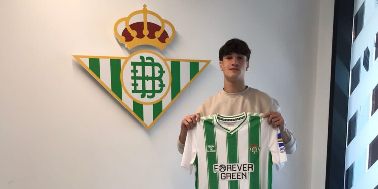 De Cantalapiedra a jugar en el Real Betis: Óscar Martín García hace realidad su sueño de convertirse en una promesa del fútbol