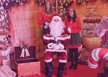 Multitudinario recibimiento a Papá Noel en Peñaranda al que cientos de niños han saludado y entregado sus cartas