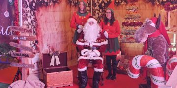 Multitudinario recibimiento a Papá Noel en Peñaranda al que cientos de niños han saludado y entregado sus cartas