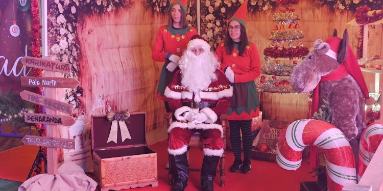 Multitudinario recibimiento a Papá Noel en Peñaranda al que cientos de niños han saludado y entregado sus cartas