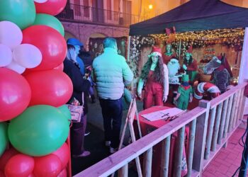 Multitudinario recibimiento a Papá Noel en Peñaranda al que cientos de niños han saludado y entregado sus cartas