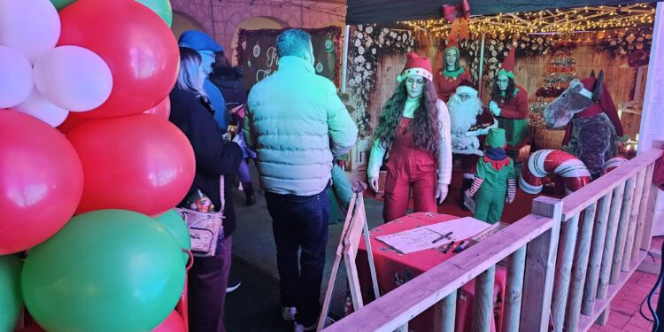Multitudinario recibimiento a Papá Noel en Peñaranda al que cientos de niños han saludado y entregado sus cartas