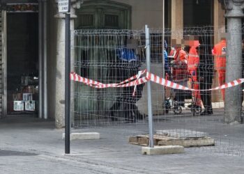 Policía Local de Peñaranda y sanitarios atienden a un anciano tras sufrir una indisposición en la calle Jardín, junto a la plaza