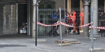 Policía Local de Peñaranda y sanitarios atienden a un anciano tras sufrir una indisposición en la calle Jardín, junto a la plaza