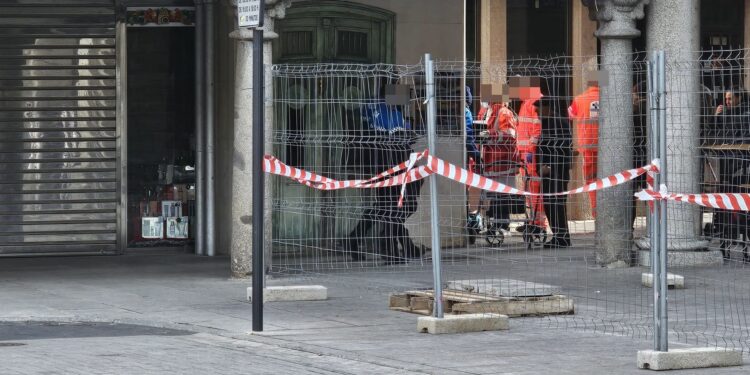 Policía Local de Peñaranda y sanitarios atienden a un anciano tras sufrir una indisposición en la calle Jardín, junto a la plaza