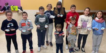 Poveda de las Cintas organiza un exitoso taller de elaboración de galletas navideñas que ha reunido a los niños y a sus familias