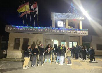 Poveda de las Cintas da la bienvenida por anticipado al 2024 con las 12 uvas, fuegos artificiales y brindis frente al Ayuntamiento