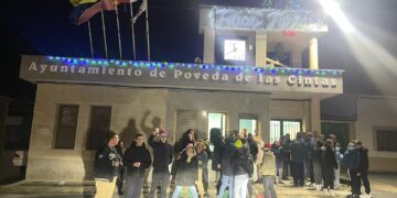Poveda de las Cintas da la bienvenida por anticipado al 2024 con las 12 uvas, fuegos artificiales y brindis frente al Ayuntamiento
