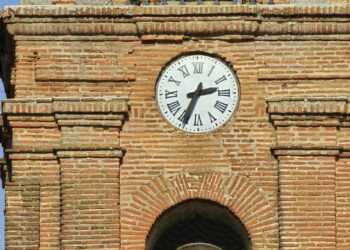 Peñaranda sin reloj y sin toque de campanas en la parroquia: la humedad de las nieblas y heladas deja inutilizados los sistemas