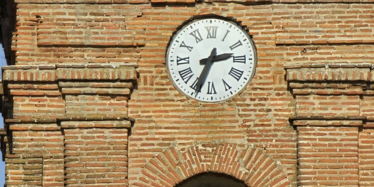 Peñaranda sin reloj y sin toque de campanas en la parroquia: la humedad de las nieblas y heladas deja inutilizados los sistemas