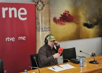 Manolo H H conquista Peñaranda emitiendo en directo su programa de radio «España rural» con entrevistas y música