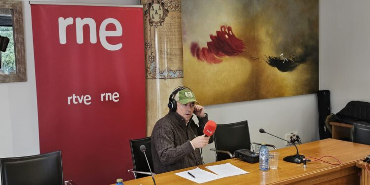 Manolo H H conquista Peñaranda emitiendo en directo su programa de radio «España rural» con entrevistas y música