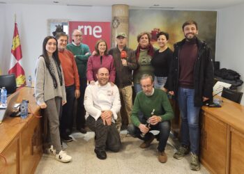 Manolo H H conquista Peñaranda emitiendo en directo su programa de radio «España rural» con entrevistas y música