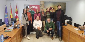 Manolo H H conquista Peñaranda emitiendo en directo su programa de radio «España rural» con entrevistas y música